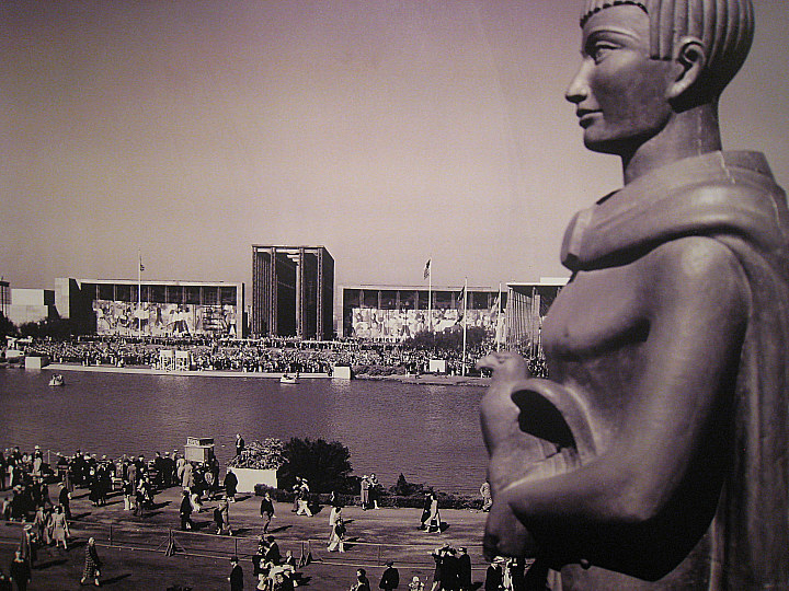 1939-bw Pavilion buildings with moderne sentries