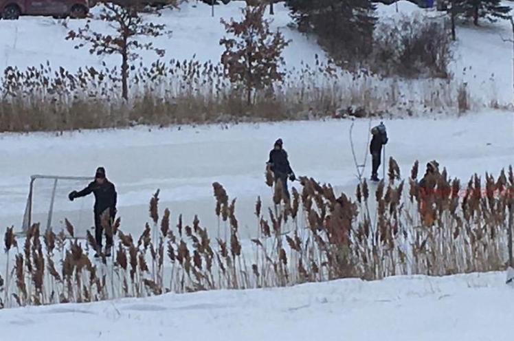 Hockey-on-frozen-pond.